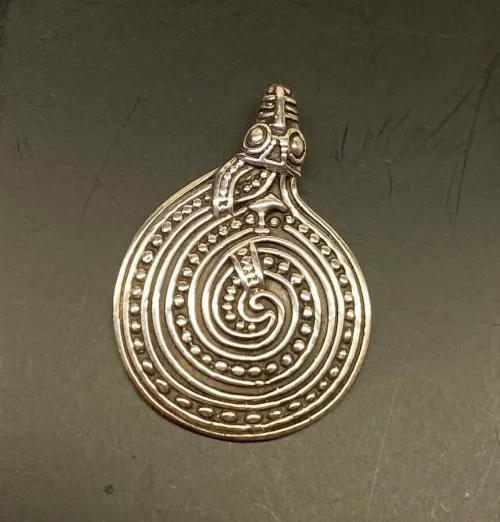 Vikingevedhæng i sølv - Nordfjord Slangen, Vikingevedhæng i sølv - Gørding Slangen, slange, hugorm, midgårdormen, evighed, evigheden, eytrenity, gørding, vikingesmykker, vikingesmykke, vikingevedhæng, kopi, vikingekopi, museums, museumssmykker, museumsfund, vikinger, vikingetiden, ribe, ældste, gamle, nordiske guder, aser, jætter, odin, freja, thyra, tyr, thyr, ydun, idun, sterling sølv, ægte