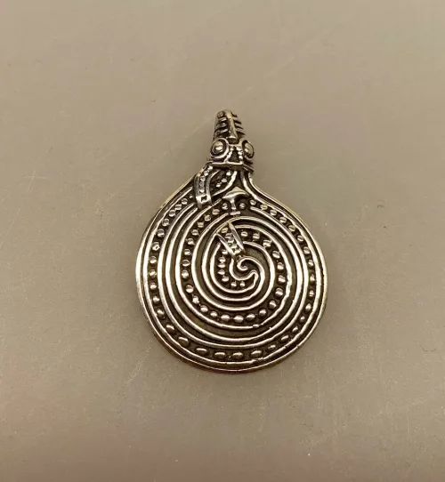 Vikingevedhæng i sølv - Nordfjord Slangen, Vikingevedhæng i sølv - Gørding Slangen, slange, hugorm, midgårdormen, evighed, evigheden, eytrenity, gørding, vikingesmykker, vikingesmykke, vikingevedhæng, kopi, vikingekopi, museums, museumssmykker, museumsfund, vikinger, vikingetiden, ribe, ældste, gamle, nordiske guder, aser, jætter, odin, freja, thyra, tyr, thyr, ydun, idun, sterling sølv, ægte