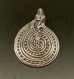 Vikingevedhæng i sølv - Nordfjord Slangen, Vikingevedhæng i sølv - Gørding Slangen, slange, hugorm, midgårdormen, evighed, evigheden, eytrenity, gørding, vikingesmykker, vikingesmykke, vikingevedhæng, kopi, vikingekopi, museums, museumssmykker, museumsfund, vikinger, vikingetiden, ribe, ældste, gamle, nordiske guder, aser, jætter, odin, freja, thyra, tyr, thyr, ydun, idun, sterling sølv, ægte