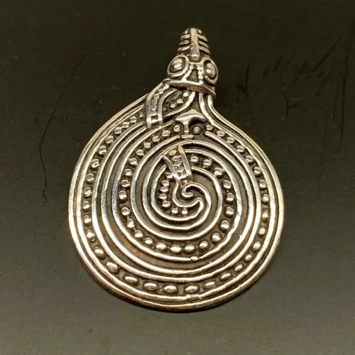 Vikingevedhæng i sølv - Nordfjord Slangen, Vikingevedhæng i sølv - Gørding Slangen, slange, hugorm, midgårdormen, evighed, evigheden, eytrenity, gørding, vikingesmykker, vikingesmykke, vikingevedhæng, kopi, vikingekopi, museums, museumssmykker, museumsfund, vikinger, vikingetiden, ribe, ældste, gamle, nordiske guder, aser, jætter, odin, freja, thyra, tyr, thyr, ydun, idun, sterling sølv, ægte