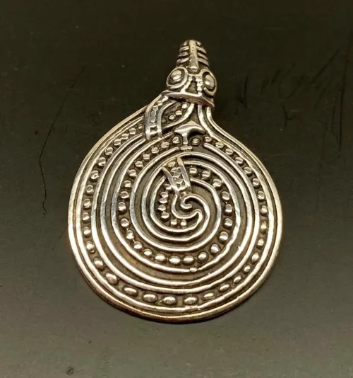 Vikingevedhæng i sølv - Nordfjord Slangen, Vikingevedhæng i sølv - Gørding Slangen, slange, hugorm, midgårdormen, evighed, evigheden, eytrenity, gørding, vikingesmykker, vikingesmykke, vikingevedhæng, kopi, vikingekopi, museums, museumssmykker, museumsfund, vikinger, vikingetiden, ribe, ældste, gamle, nordiske guder, aser, jætter, odin, freja, thyra, tyr, thyr, ydun, idun, sterling sølv, ægte