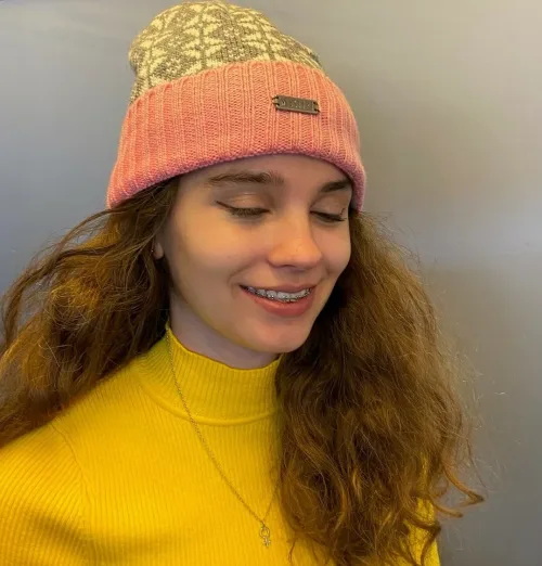 Strikket Hue uld med foer og ombuk - Grå/natur med Rosa, Strikket Hue uld med foer og ombuk- , lyserød, opbuk, opslag, ribkant, klædelig, varm, vindtæt, speciel, dansk mønster, design, biti, ribe, vinterhue, varme ører, vadehavet,