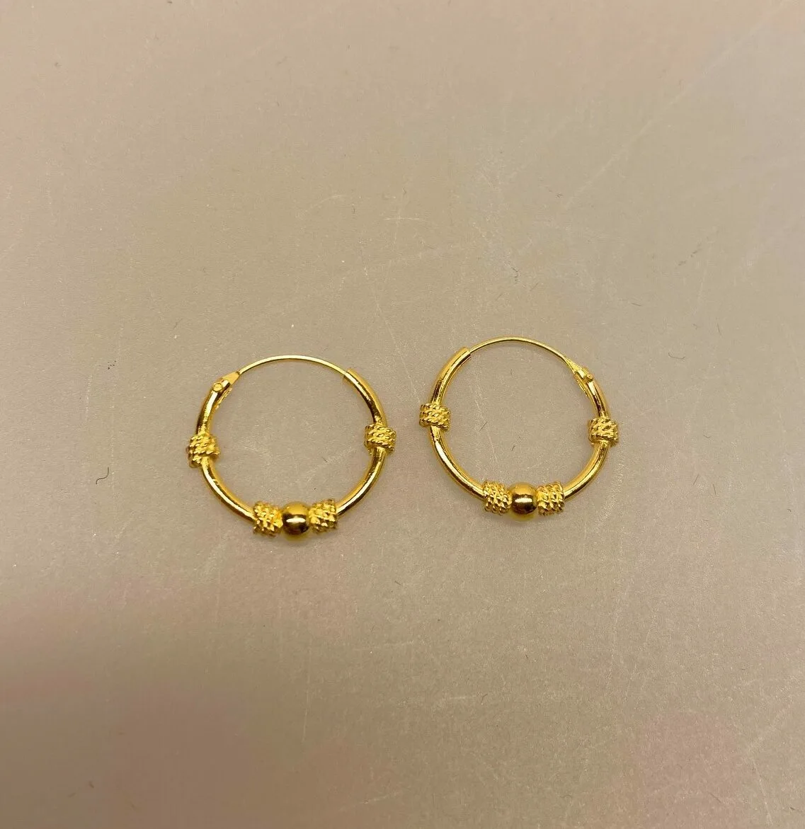 Creoler - Ø 14 mm øreringe forgyldt sølv med kugle og 4 x snoning Creoler - Ø 14 mm øreringe forgyldt sølv med kugle og 4 x snoning, Creoler - øreringe, susanne friis bjørner, maanesten, stine a, guld, ægte, guldhoops, hoops, creoler, runde, enamel, runde ringe, runde øreringe, guldbelagte, sterling sølv, biti, ribe, kvalitet, smukke, cool, nyheder, nye, billige, smarte