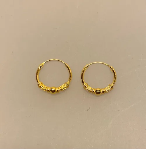 Creoler - Ø 14 mm øreringe forgyldt sølv med kugle og S-mønster, julegave, gaveide, øreringe, ørenringe, hoops, runde ringe, guldøreringe, runde ringe, guld hoops, gyldne, guldbelagte, forgyldte, sterling, sølv, ægte, billige, flotte, moderne, maanesten, a hjort, enamel, pico, stine a, susanne friis bjørner, pernille corydon, dansk design, biti, ribe, holdbare