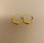 Creoler - Ø 14 mm øreringe forgyldt sølv med kugle og S-mønster, julegave, gaveide, øreringe, ørenringe, hoops, runde ringe, guldøreringe, runde ringe, guld hoops, gyldne, guldbelagte, forgyldte, sterling, sølv, ægte, billige, flotte, moderne, maanesten, a hjort, enamel, pico, stine a, susanne friis bjørner, pernille corydon, dansk design, biti, ribe, holdbare