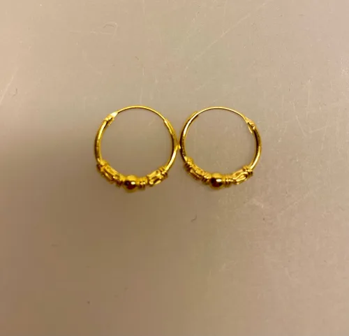 Creoler - Ø 14 mm øreringe forgyldt sølv med kugle og S-mønster, julegave, gaveide, øreringe, ørenringe, hoops, runde ringe, guldøreringe, runde ringe, guld hoops, gyldne, guldbelagte, forgyldte, sterling, sølv, ægte, billige, flotte, moderne, maanesten, a hjort, enamel, pico, stine a, susanne friis bjørner, pernille corydon, dansk design, biti, ribe, holdbare