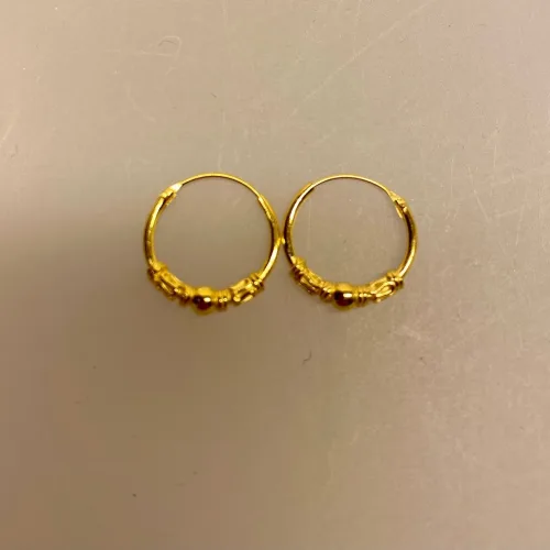 Creoler - Ø 14 mm øreringe forgyldt sølv med kugle og S-mønster, julegave, gaveide, øreringe, ørenringe, hoops, runde ringe, guldøreringe, runde ringe, guld hoops, gyldne, guldbelagte, forgyldte, sterling, sølv, ægte, billige, flotte, moderne, maanesten, a hjort, enamel, pico, stine a, susanne friis bjørner, pernille corydon, dansk design, biti, ribe, holdbare