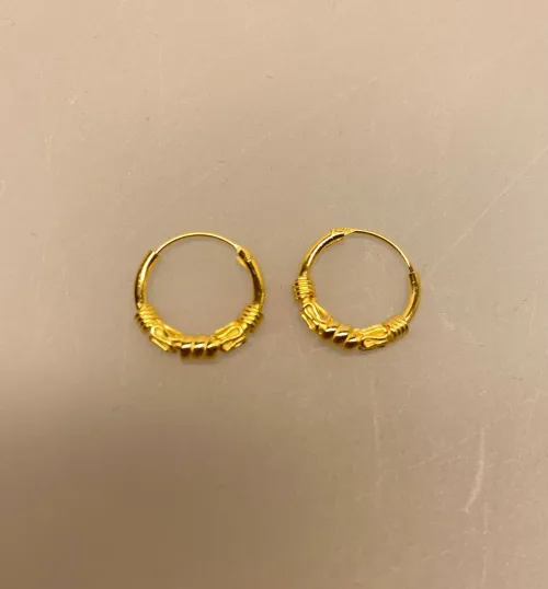 Creoler - Ø 14 mm øreringe forgyldt sølv med snoning og S-mønster, Creoler - Ø 14 mm øreringe forgyldt sølv med kugle og S-mønster, julegave, gaveide, øreringe, ørenringe, hoops, runde ringe, guldøreringe, runde ringe, guld hoops, gyldne, guldbelagte, forgyldte, sterling, sølv, ægte, billige, flotte, moderne, maanesten, a hjort, enamel, pico, stine a, susanne friis bjørner, pernille corydon, dansk design, biti, ribe, holdbare