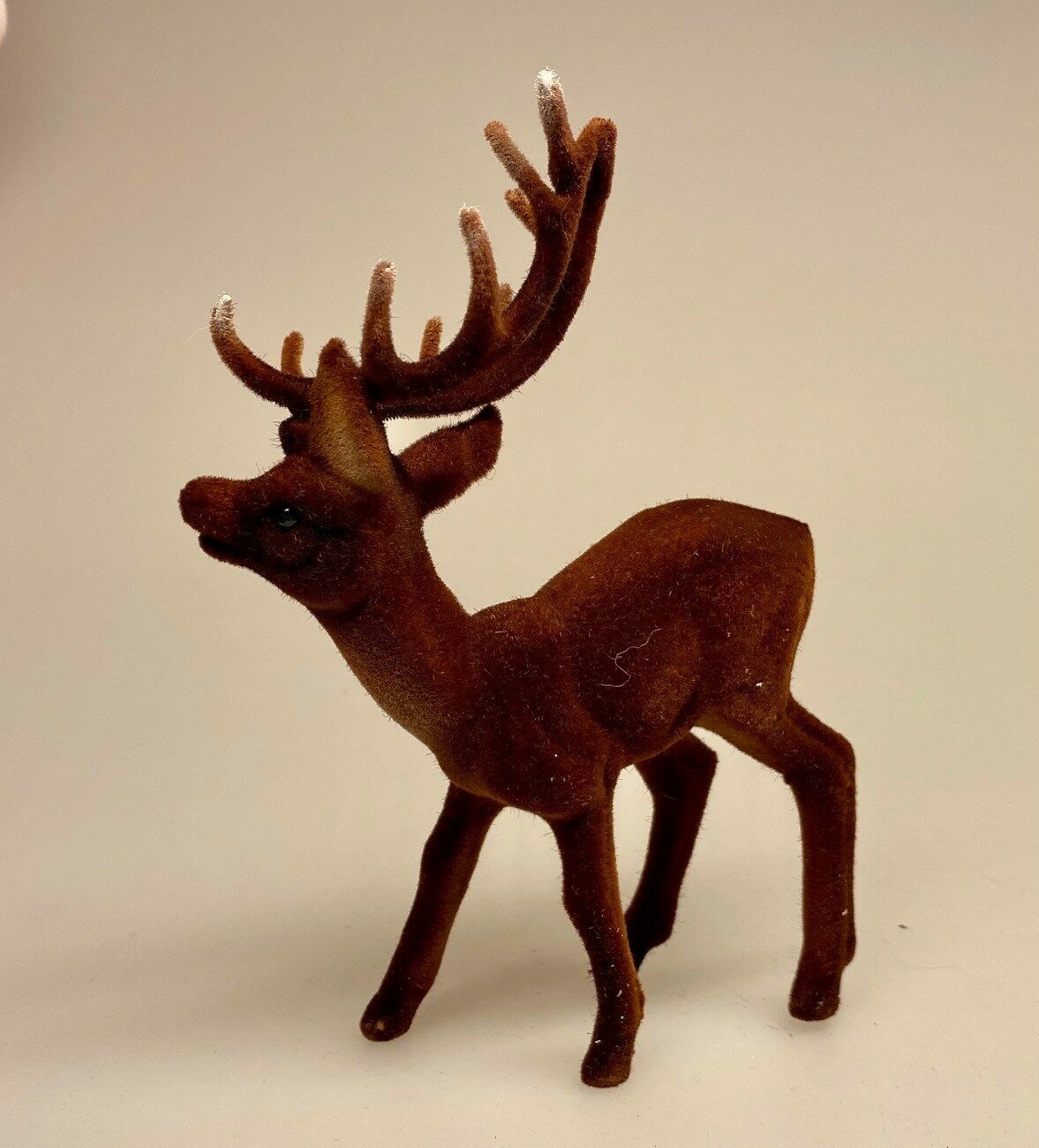 Klassisk Bambi - brun velour - buk, bambi, hjort, rå, då, dådyr, rådyr, stag, hirsh, gammeldags, nostalgisk, biti, ribe, julepynt, dekoration, stilleben,