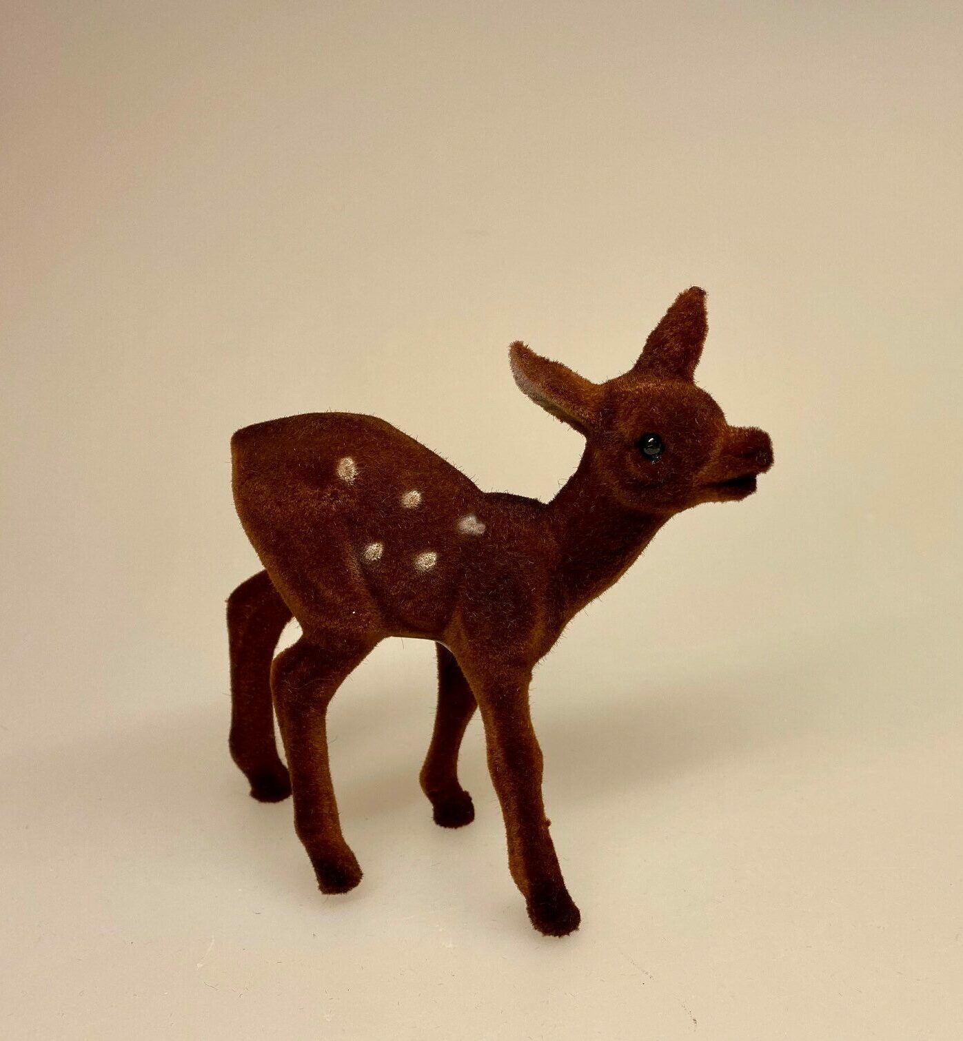 Klassisk Bambi - brun velour - hind, Klassisk Bambi - brun velour - buk, bambi, hjort, rå, då, dådyr, rådyr, stag, hirsh, gammeldags, nostalgisk, biti, ribe, julepynt, dekoration, stilleben,