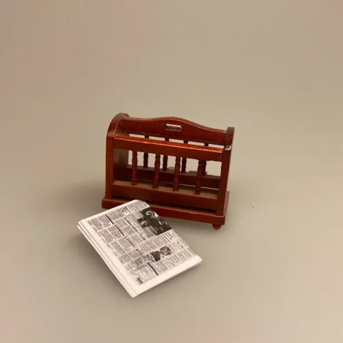 Miniature Aviskurv Brun, Miniature Aviskurv cremefarvet træ, aviskurv, avisspand, avisholder, dukkestue, dukkestuen, dukkehusmøbler, dukkehustilbehør, dukkehusting, avis, miniature, miniaturer, miniatyre, legemøbler, nissedør, nissehus, nissebo, nissehus, nissetilbehør, nisseting, ting til, nisser, nisserne, biti, ribe