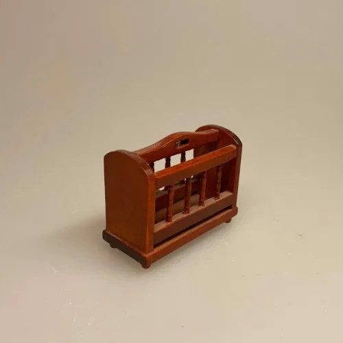 Miniature Aviskurv Brun, Miniature Aviskurv cremefarvet træ, aviskurv, avisspand, avisholder, dukkestue, dukkestuen, dukkehusmøbler, dukkehustilbehør, dukkehusting, avis, miniature, miniaturer, miniatyre, legemøbler, nissedør, nissehus, nissebo, nissehus, nissetilbehør, nisseting, ting til, nisser, nisserne, biti, ribe