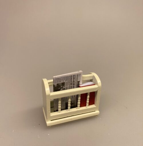 Miniature Aviskurv cremefarvet træ, aviskurv, avisspand, avisholder, dukkestue, dukkestuen, dukkehusmøbler, dukkehustilbehør, dukkehusting, avis, miniature, miniaturer, miniatyre, legemøbler, nissedør, nissehus, nissebo, nissehus, nissetilbehør, nisseting, ting til, nisser, nisserne, biti, ribe