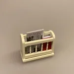 Miniature Aviskurv cremefarvet træ, aviskurv, avisspand, avisholder, dukkestue, dukkestuen, dukkehusmøbler, dukkehustilbehør, dukkehusting, avis, miniature, miniaturer, miniatyre, legemøbler, nissedør, nissehus, nissebo, nissehus, nissetilbehør, nisseting, ting til, nisser, nisserne, biti, ribe