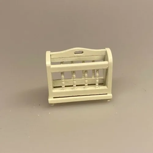 Miniature Aviskurv cremefarvet træ, aviskurv, avisspand, avisholder, dukkestue, dukkestuen, dukkehusmøbler, dukkehustilbehør, dukkehusting, avis, miniature, miniaturer, miniatyre, legemøbler, nissedør, nissehus, nissebo, nissehus, nissetilbehør, nisseting, ting til, nisser, nisserne, biti, ribe