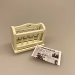 Miniature Aviskurv cremefarvet træ, aviskurv, avisspand, avisholder, dukkestue, dukkestuen, dukkehusmøbler, dukkehustilbehør, dukkehusting, avis, miniature, miniaturer, miniatyre, legemøbler, nissedør, nissehus, nissebo, nissehus, nissetilbehør, nisseting, ting til, nisser, nisserne, biti, ribe