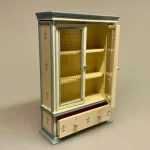 Miniature Flueskab Cremefarvet, fadebur, køleskab, upstairs, downstairs, lysegult, pastelfarvet, flødefarvet, køkken, Miniature Køkkenskab Mørkegrønt, flaskegrønt, køkken, køkkenskab, køkkenreol, dukkehuskøkken, dukkekøkken, nissebo, nisserne, nissehus, nissedør, almue, bondestil, dukkehus, dukkehusmøbler, dukkemøbler, bondestil, miniature, biti, ribe