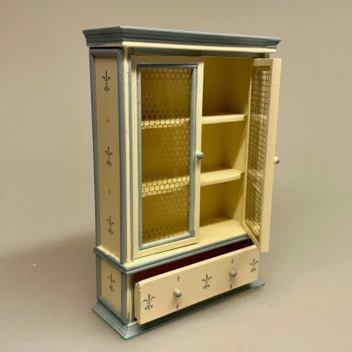 Miniature Flueskab Cremefarvet, fadebur, køleskab, upstairs, downstairs, lysegult, pastelfarvet, flødefarvet, køkken, Miniature Køkkenskab Mørkegrønt, flaskegrønt, køkken, køkkenskab, køkkenreol, dukkehuskøkken, dukkekøkken, nissebo, nisserne, nissehus, nissedør, almue, bondestil, dukkehus, dukkehusmøbler, dukkemøbler, bondestil, miniature, biti, ribe