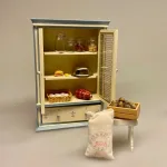 Miniature Flueskab Cremefarvet, fadebur, køleskab, upstairs, downstairs, lysegult, pastelfarvet, flødefarvet, køkken, Miniature Køkkenskab Mørkegrønt, flaskegrønt, køkken, køkkenskab, køkkenreol, dukkehuskøkken, dukkekøkken, nissebo, nisserne, nissehus, nissedør, almue, bondestil, dukkehus, dukkehusmøbler, dukkemøbler, bondestil, miniature, biti, ribe