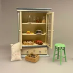 Miniature Flueskab Cremefarvet, fadebur, køleskab, upstairs, downstairs, lysegult, pastelfarvet, flødefarvet, køkken, Miniature Køkkenskab Mørkegrønt, flaskegrønt, køkken, køkkenskab, køkkenreol, dukkehuskøkken, dukkekøkken, nissebo, nisserne, nissehus, nissedør, almue, bondestil, dukkehus, dukkehusmøbler, dukkemøbler, bondestil, miniature, biti, ribe