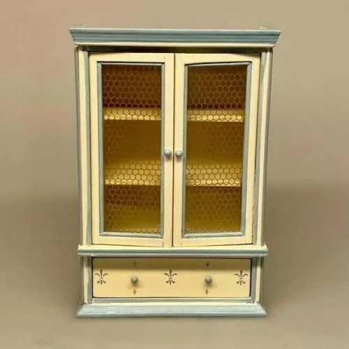 Miniature Flueskab Cremefarvet, fadebur, køleskab, upstairs, downstairs, lysegult, pastelfarvet, flødefarvet, køkken, Miniature Køkkenskab Mørkegrønt, flaskegrønt, køkken, køkkenskab, køkkenreol, dukkehuskøkken, dukkekøkken, nissebo, nisserne, nissehus, nissedør, almue, bondestil, dukkehus, dukkehusmøbler, dukkemøbler, bondestil, miniature, biti, ribe