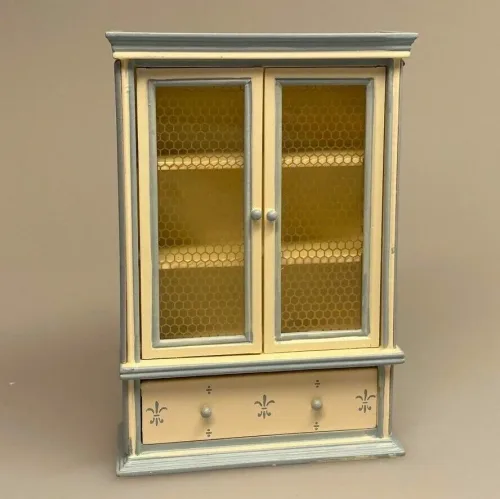 Miniature Flueskab Cremefarvet, fadebur, køleskab, upstairs, downstairs, lysegult, pastelfarvet, flødefarvet, køkken, Miniature Køkkenskab Mørkegrønt, flaskegrønt, køkken, køkkenskab, køkkenreol, dukkehuskøkken, dukkekøkken, nissebo, nisserne, nissehus, nissedør, almue, bondestil, dukkehus, dukkehusmøbler, dukkemøbler, bondestil, miniature, biti, ribe