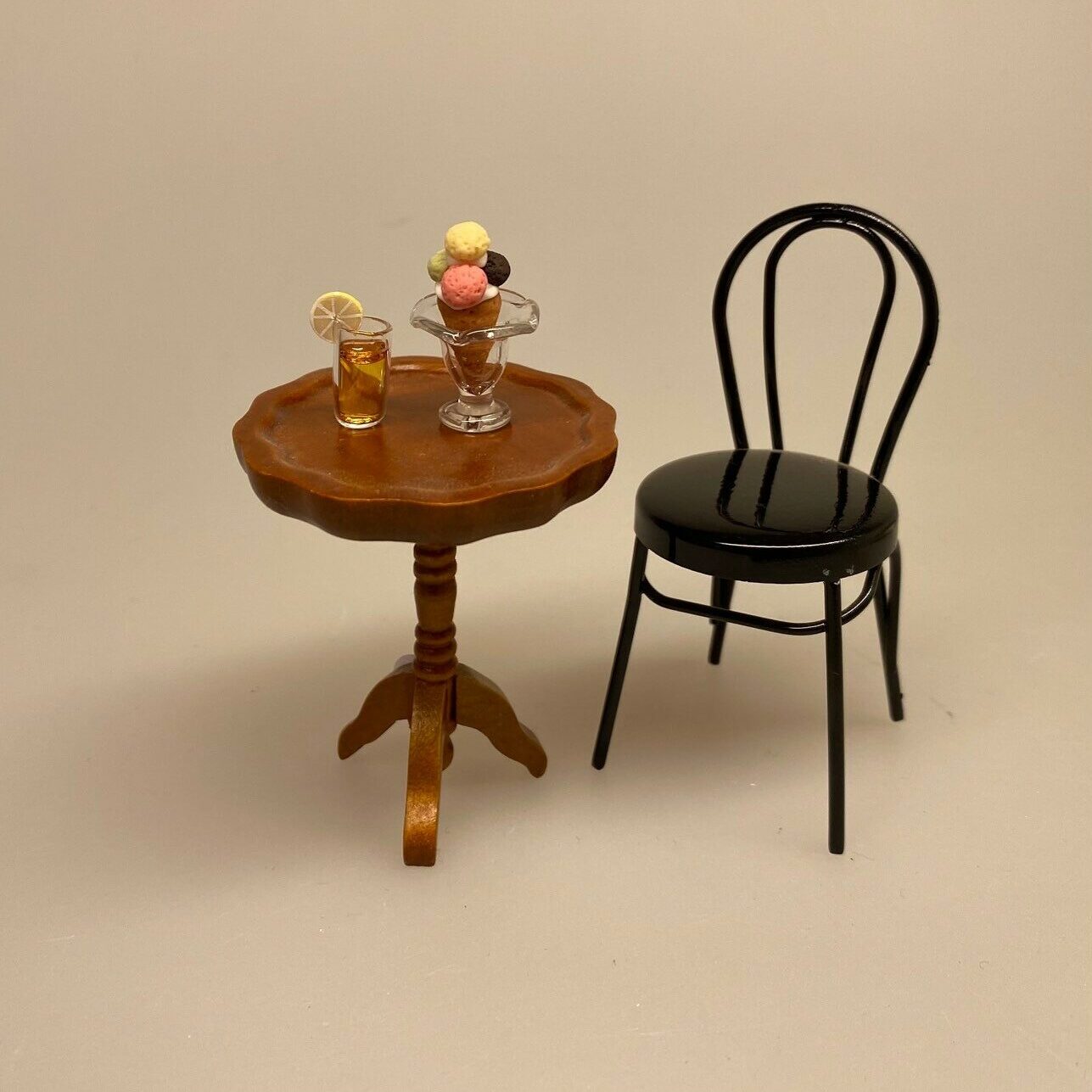 Miniature Gammeldags vaffel med 4 kugler, Miniature vaffel med Vaniljeis, Miniature vaffel med Softice, isvaffel, vaffelis, softice, is, dukkehus, dukkehusting, dukkehusmad, legemad, miniature, miniaturer, nissedør, nisseting, nissetilbehør, ting til, tilbehør, nisser, dukkehus, biti, ribe, sætterkasse, sættekasse, sætterkasseting,