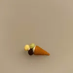 Miniature Gammeldags vaffel med 4 kugler, Miniature vaffel med Vaniljeis, Miniature vaffel med Softice, isvaffel, vaffelis, softice, is, dukkehus, dukkehusting, dukkehusmad, legemad, miniature, miniaturer, nissedør, nisseting, nissetilbehør, ting til, tilbehør, nisser, dukkehus, biti, ribe, sætterkasse, sættekasse, sætterkasseting,