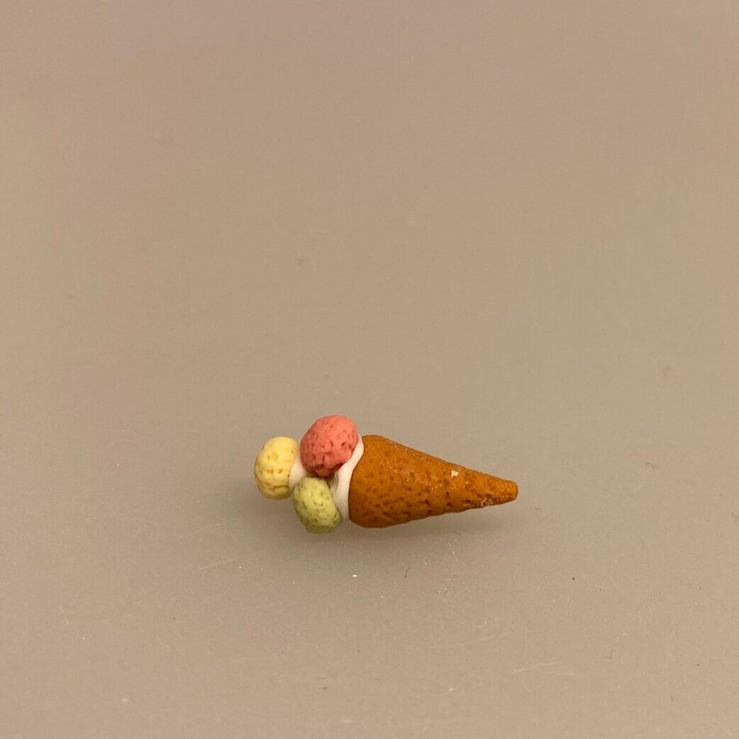 Miniature Gammeldags vaffel med 4 kugler, Miniature vaffel med Vaniljeis, Miniature vaffel med Softice, isvaffel, vaffelis, softice, is, dukkehus, dukkehusting, dukkehusmad, legemad, miniature, miniaturer, nissedør, nisseting, nissetilbehør, ting til, tilbehør, nisser, dukkehus, biti, ribe, sætterkasse, sættekasse, sætterkasseting,