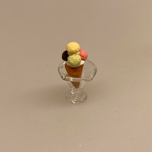 Miniature Gammeldags vaffel med 4 kugler, Miniature vaffel med Vaniljeis, Miniature vaffel med Softice, isvaffel, vaffelis, softice, is, dukkehus, dukkehusting, dukkehusmad, legemad, miniature, miniaturer, nissedør, nisseting, nissetilbehør, ting til, tilbehør, nisser, dukkehus, biti, ribe, sætterkasse, sættekasse, sætterkasseting,