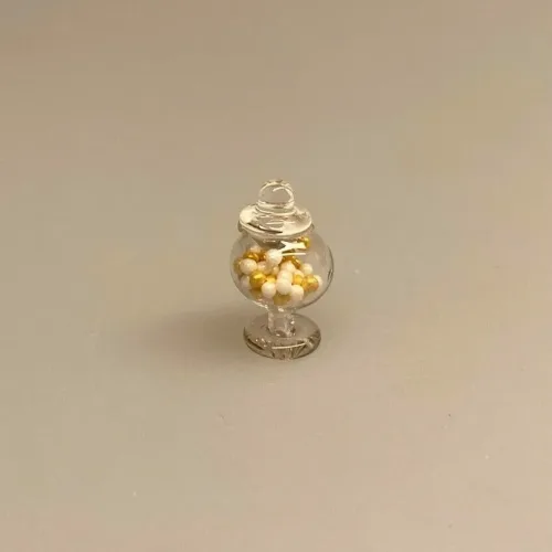 Miniature Glas Bonbonniere med guldkugler, Miniature Glas med Bolchestænger, kulørte, Miniature Slikpose med Kulørte Dalere, Miniature Bolchestok, slik, dukkehus, dukkehuset, sættekasseting, sætterkasseting, ting til, dukkehuset, sættekassen, miniatyre, miniaturere, mini, skala 1:12, købmandsbutik, legemad, legeslik, julepynt, nissetilbehør, nissebo, nisserne, nissedør, gaveide, sangskjuler, sød tand, sliksulten, pyrus,Miniature Slikpose med Sølvdalere, Miniature Glas med Bolchestænger pebermynte