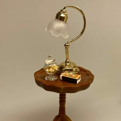 Miniature Glas Bonbonniere med guldkugler, Miniature Glas med Bolchestænger kulørte, Miniature Slikpose med Kulørte Dalere, Miniature Bolchestok, slik, dukkehus, dukkehuset, sættekasseting, sætterkasseting, ting til, dukkehuset, sættekassen, miniatyre, miniaturere, mini, skala 1:12, købmandsbutik, legemad, legeslik, julepynt, nissetilbehør, nissebo, nisserne, nissedør, gaveide, sangskjuler, sød tand, sliksulten, pyrus,Miniature Slikpose med Sølvdalere, Miniature Glas med Bolchestænger pebermynte