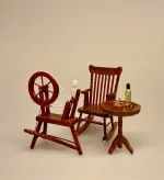 Miniature Gyngestol Nød, Miniature Gyngestol Mahogny, Miniature kamin i Mahogny, Miniature Kamin lys træ, miniature, miniaturer, dukkehus, dukkehusting, dukkehustilbehør, ting til dukkehuset, 1:12, kamin, kaminhylde, op på kaminhylden, og glimmer på, hella joof, pejs, åben pejs, ildsted, kakkelovn, brændeovn, nissebo, nissedør, santa, chimney, chimny, nissetilbehør, nisseting, ting til nisser,