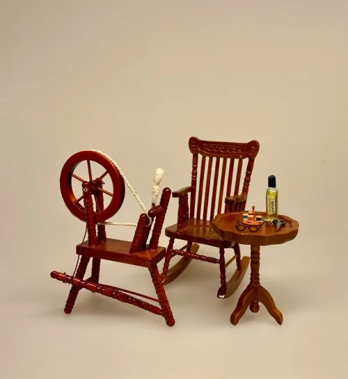Miniature Gyngestol Nød, Miniature Gyngestol Mahogny, Miniature kamin i Mahogny, Miniature Kamin lys træ, miniature, miniaturer, dukkehus, dukkehusting, dukkehustilbehør, ting til dukkehuset, 1:12, kamin, kaminhylde, op på kaminhylden, og glimmer på, hella joof, pejs, åben pejs, ildsted, kakkelovn, brændeovn, nissebo, nissedør, santa, chimney, chimny, nissetilbehør, nisseting, ting til nisser,