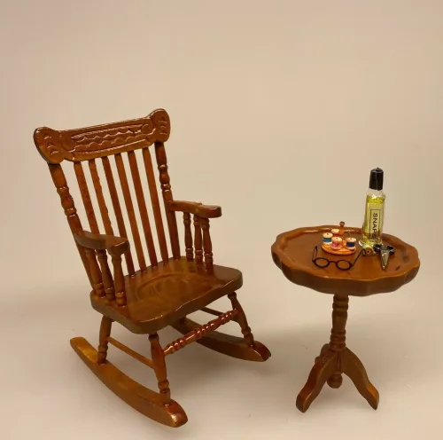 Miniature Gyngestol Nød, Miniature Gyngestol Mahogny, Miniature kamin i Mahogny, Miniature Kamin lys træ, miniature, miniaturer, dukkehus, dukkehusting, dukkehustilbehør, ting til dukkehuset, 1:12, kamin, kaminhylde, op på kaminhylden, og glimmer på, hella joof, pejs, åben pejs, ildsted, kakkelovn, brændeovn, nissebo, nissedør, santa, chimney, chimny, nissetilbehør, nisseting, ting til nisser,