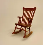 Miniature Gyngestol Nød, Miniature Gyngestol Mahogny, Miniature kamin i Mahogny, Miniature Kamin lys træ, miniature, miniaturer, dukkehus, dukkehusting, dukkehustilbehør, ting til dukkehuset, 1:12, kamin, kaminhylde, op på kaminhylden, og glimmer på, hella joof, pejs, åben pejs, ildsted, kakkelovn, brændeovn, nissebo, nissedør, santa, chimney, chimny, nissetilbehør, nisseting, ting til nisser,