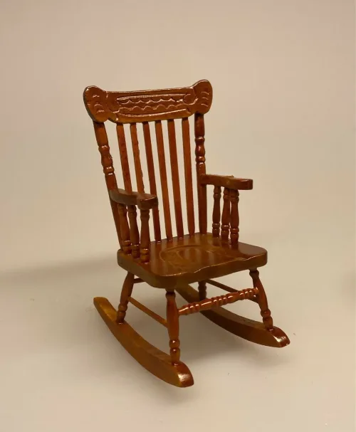 Miniature Gyngestol Nød, Miniature Gyngestol Mahogny, Miniature kamin i Mahogny, Miniature Kamin lys træ, miniature, miniaturer, dukkehus, dukkehusting, dukkehustilbehør, ting til dukkehuset, 1:12, kamin, kaminhylde, op på kaminhylden, og glimmer på, hella joof, pejs, åben pejs, ildsted, kakkelovn, brændeovn, nissebo, nissedør, santa, chimney, chimny, nissetilbehør, nisseting, ting til nisser,