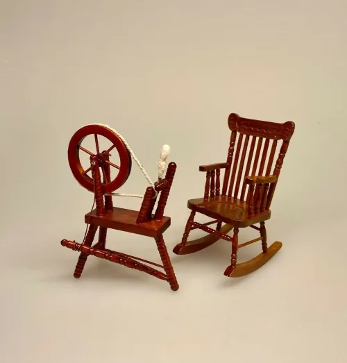 Miniature Gyngestol Nød, Miniature Gyngestol Mahogny, Miniature kamin i Mahogny, Miniature Kamin lys træ, miniature, miniaturer, dukkehus, dukkehusting, dukkehustilbehør, ting til dukkehuset, 1:12, kamin, kaminhylde, op på kaminhylden, og glimmer på, hella joof, pejs, åben pejs, ildsted, kakkelovn, brændeovn, nissebo, nissedør, santa, chimney, chimny, nissetilbehør, nisseting, ting til nisser,