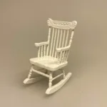Miniature Gyngestol hvid, Miniature Gyngestol creme, gyngestol, rocking, chair, ænestol, bedstefar, bedstemor, kamin, nisser, nissehus, nissebo, nissedør, nissemøbler, nissestol, miniature, miniaturer, sangskjuler, symbolsk, gave, gavekort, penge, cremefarvet, flødefarvet, dukkehus, dukkehusmøbler, dukkehustilbehør, dukkehusting, til, dukkehuset, biti, ribe