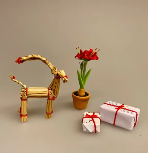 Miniature Halm Julebuk, julebuk, halmbuk, svensk, traditionel, julepynt, minipynt, miniature, jul i dukkehuset, nissebo, nissedør, nissehus, julemandens værksted, dørpynt, dukkehustilbehør, dukkehusting, ting til, dukkehuset, sætterkasse, sætterkasse, biti, ribe