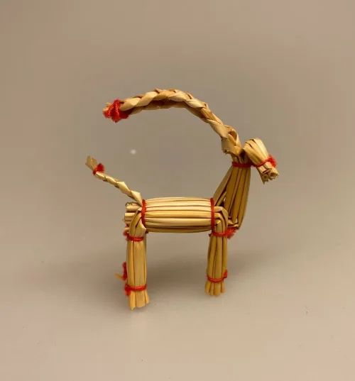 Miniature Halm Julebuk, julebuk, halmbuk, svensk, traditionel, julepynt, minipynt, miniature, jul i dukkehuset, nissebo, nissedør, nissehus, julemandens værksted, dørpynt, dukkehustilbehør, dukkehusting, ting til, dukkehuset, sætterkasse, sætterkasse, biti, ribe