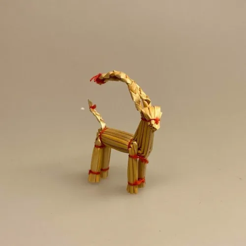 Miniature Halm Julebuk, julebuk, halmbuk, svensk, traditionel, julepynt, minipynt, miniature, jul i dukkehuset, nissebo, nissedør, nissehus, julemandens værksted, dørpynt, dukkehustilbehør, dukkehusting, ting til, dukkehuset, sætterkasse, sætterkasse, biti, ribe