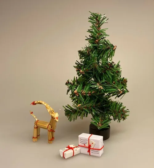 Miniature Halm Julebuk, julebuk, halmbuk, svensk, traditionel, julepynt, minipynt, miniature, jul i dukkehuset, nissebo, nissedør, nissehus, julemandens værksted, dørpynt, dukkehustilbehør, dukkehusting, ting til, dukkehuset, sætterkasse, sætterkasse, biti, ribe
