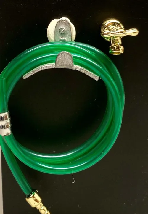 Miniature Haveslange med vandhane og ophæng, vandslange, havevanding, haveslange, gartner, sangskjuler, symbolsk, gave, gavekort, havearkitekt, sjov, fin, miniaturer, planteskole, roser, haveentusiast, 1:12, dukkehushave, bonasi, dukkehus, dukkehustilbehør, dukkehusting, nisser, nisse, tilbehør, ting, nissebo, nissehus, nissedør, biti, ribe