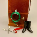 Miniature Haveslange med vandhane og ophæng, vandslange, havevanding, haveslange, gartner, sangskjuler, symbolsk, gave, gavekort, havearkitekt, sjov, fin, miniaturer, planteskole, roser, haveentusiast, 1:12, dukkehushave, bonasi, dukkehus, dukkehustilbehør, dukkehusting, nisser, nisse, tilbehør, ting, nissebo, nissehus, nissedør, biti, ribe