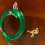 Miniature Haveslange med vandhane og ophæng, vandslange, havevanding, haveslange, gartner, sangskjuler, symbolsk, gave, gavekort, havearkitekt, sjov, fin, miniaturer, planteskole, roser, haveentusiast, 1:12, dukkehushave, bonasi, dukkehus, dukkehustilbehør, dukkehusting, nisser, nisse, tilbehør, ting, nissebo, nissehus, nissedør, biti, ribe