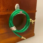 Miniature Haveslange med vandhane og ophæng, vandslange, havevanding, haveslange, gartner, sangskjuler, symbolsk, gave, gavekort, havearkitekt, sjov, fin, miniaturer, planteskole, roser, haveentusiast, 1:12, dukkehushave, bonasi, dukkehus, dukkehustilbehør, dukkehusting, nisser, nisse, tilbehør, ting, nissebo, nissehus, nissedør, biti, ribe