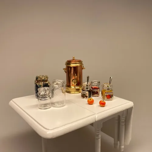 Miniature Henkogningsglas lille, henkogning, patentglas, weck, weckglas, sylteglas, sylte, køkkenglas, dukkehus, dukkehuskøkken, køkkenting, dukkehustilbehør, nissedør, nisser, nisseting, nissetilbehør, nissebo, nissehus, ting til, sætterkasse, sættekasse, amagerhylde, småt, 1:12, lundby,