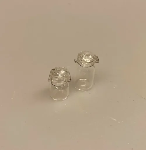 Miniature Henkogningsglas lille, henkogning, patentglas, weck, weckglas, sylteglas, sylte, køkkenglas, dukkehus, dukkehuskøkken, køkkenting, dukkehustilbehør, nissedør, nisser, nisseting, nissetilbehør, nissebo, nissehus, ting til, sætterkasse, sættekasse, amagerhylde, småt, 1:12, lundby,Miniature Henkogningsglas stort