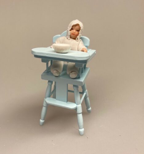 Miniature Høj Barnestol lyseblå, højstol, stol, høj stol, babystol, børnestol, dukkebarn, dukke, dukkehusmøbler, dukkehusting, babystol, 1:12